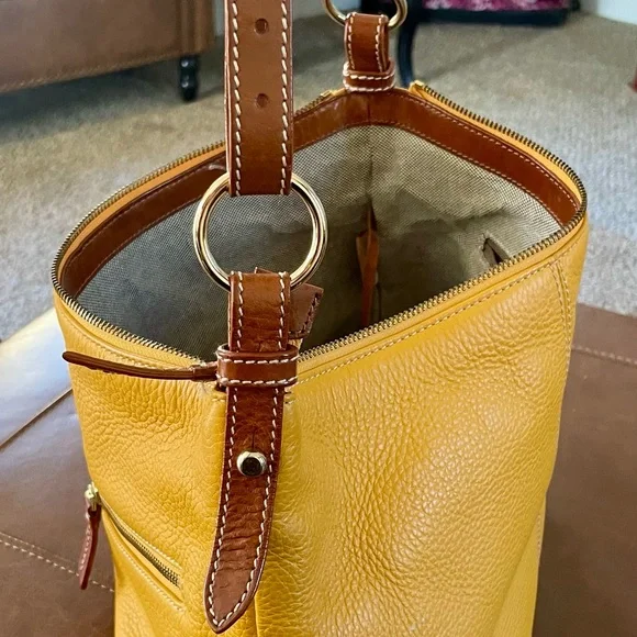 Dooney & Bourke spring time Yellow Hobo Bag. In great condition gently used. - Picture 3 of 10